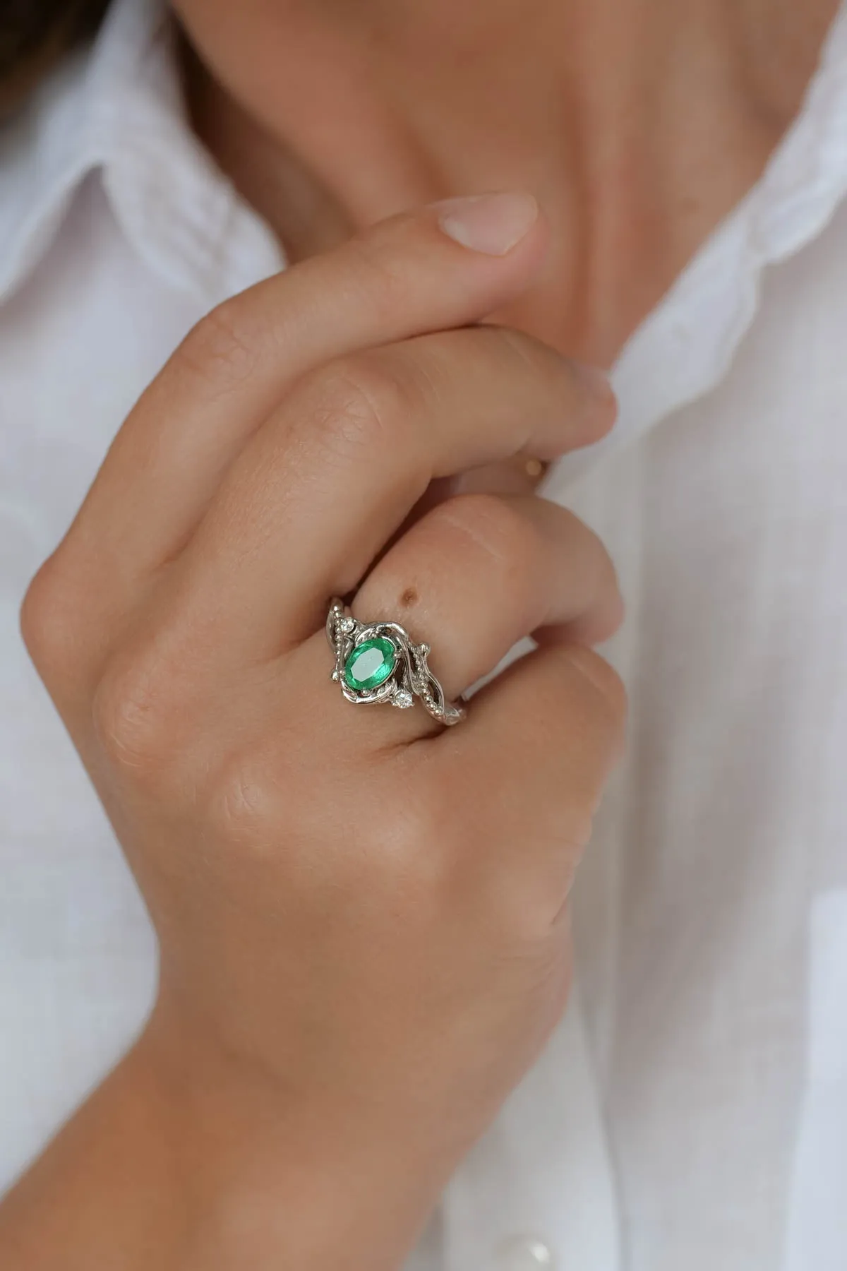 Botanical engagement ring with emerald / Undina