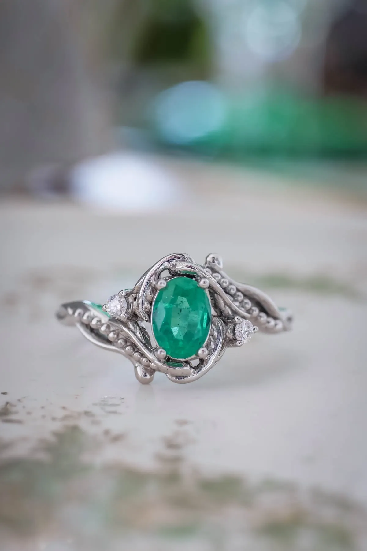 Botanical engagement ring with emerald / Undina