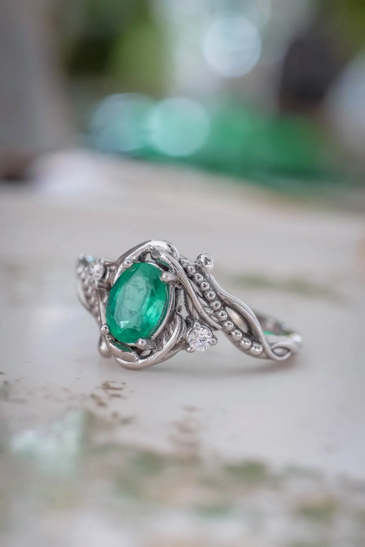 Botanical engagement ring with emerald / Undina