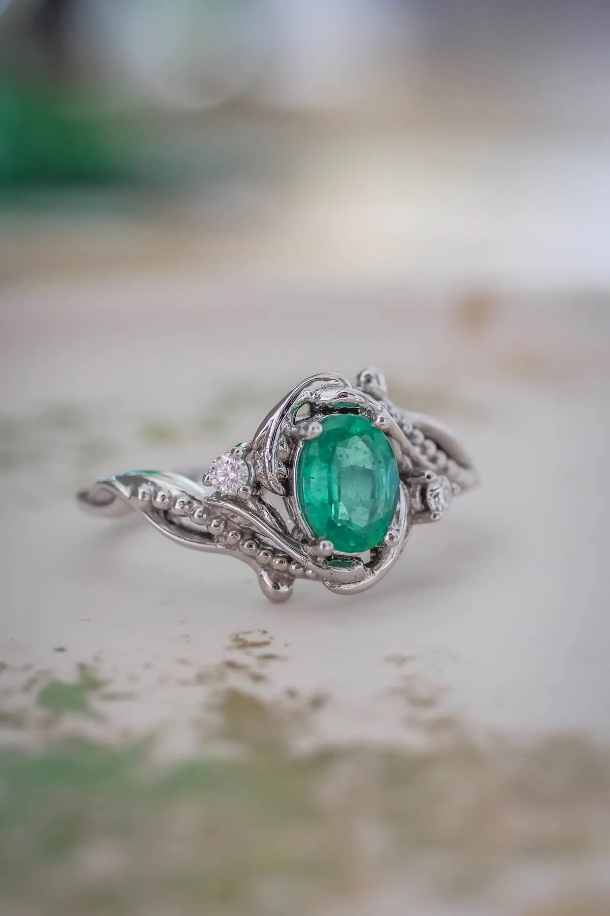 Botanical engagement ring with emerald / Undina