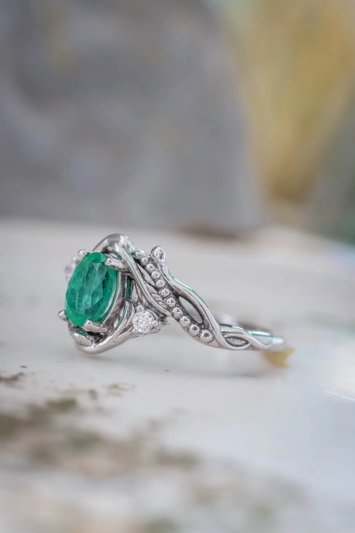 Botanical engagement ring with emerald / Undina