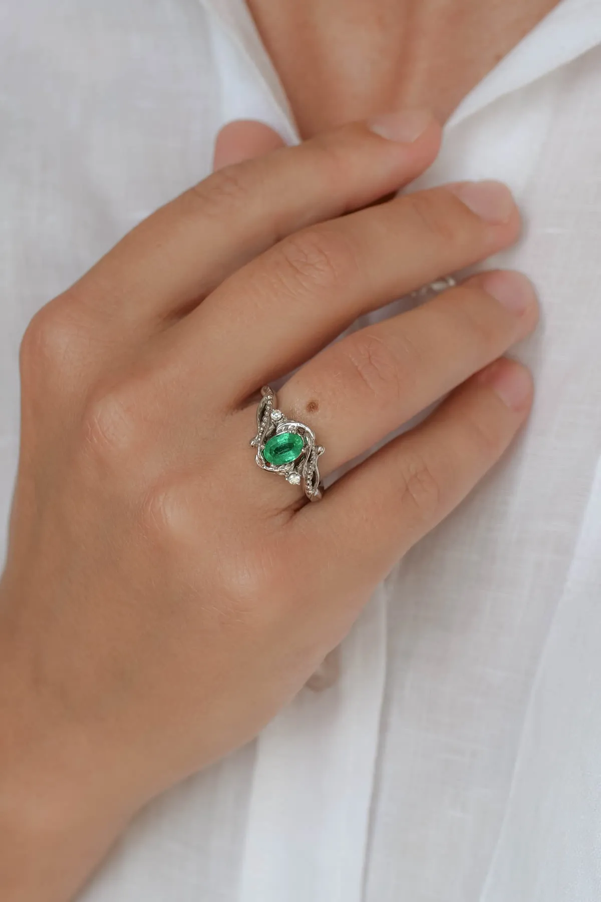 Botanical engagement ring with emerald / Undina