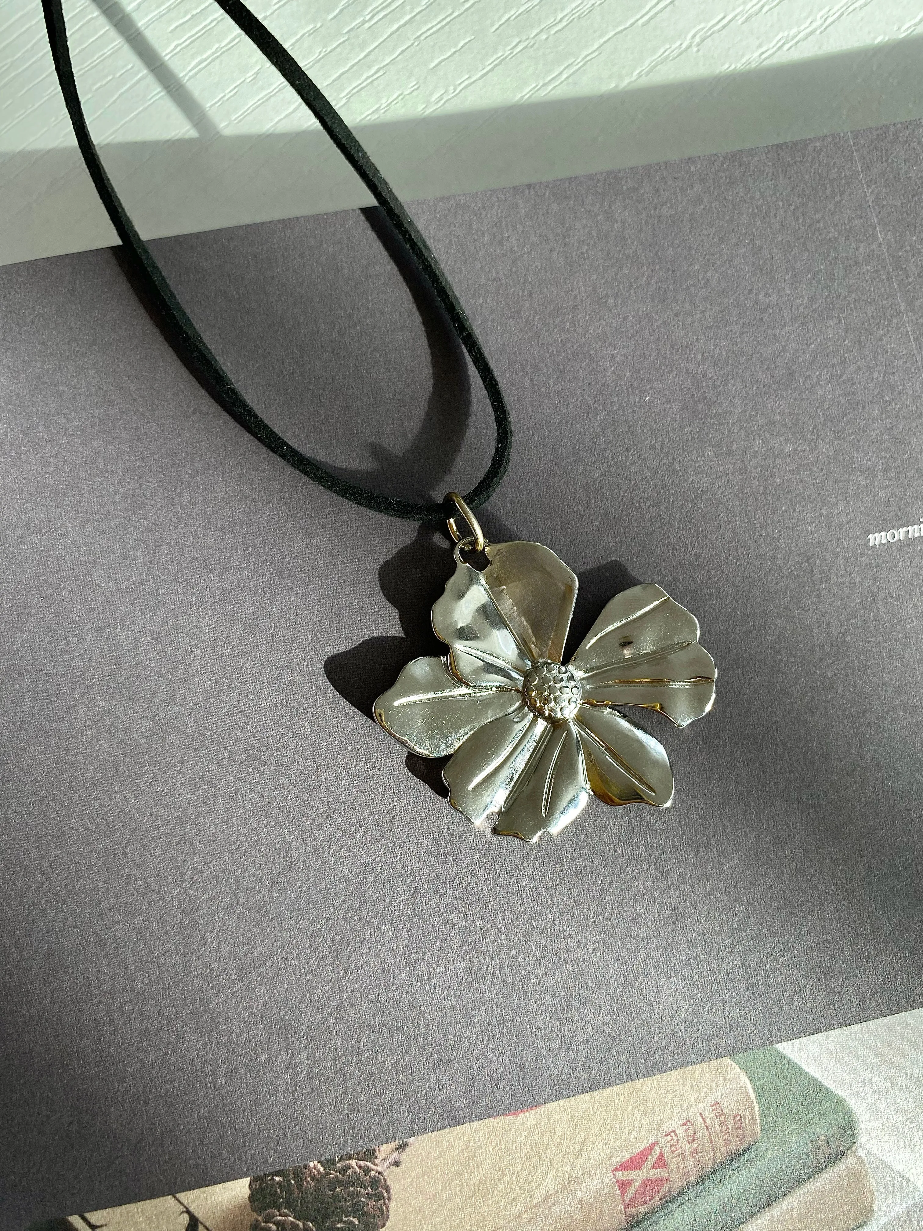 Flower Choker Necklace in Silver