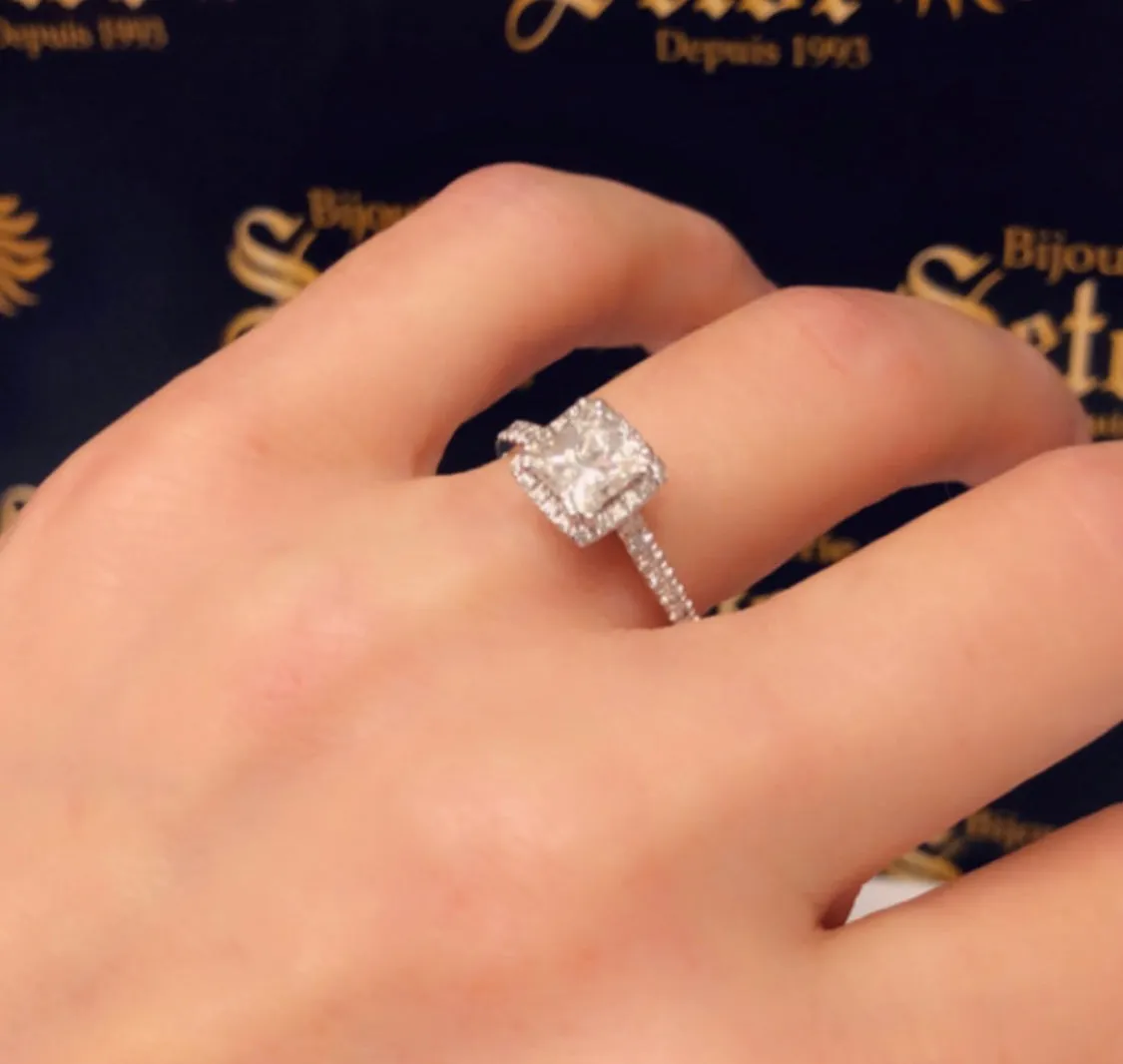 Princess diamond engagement ring