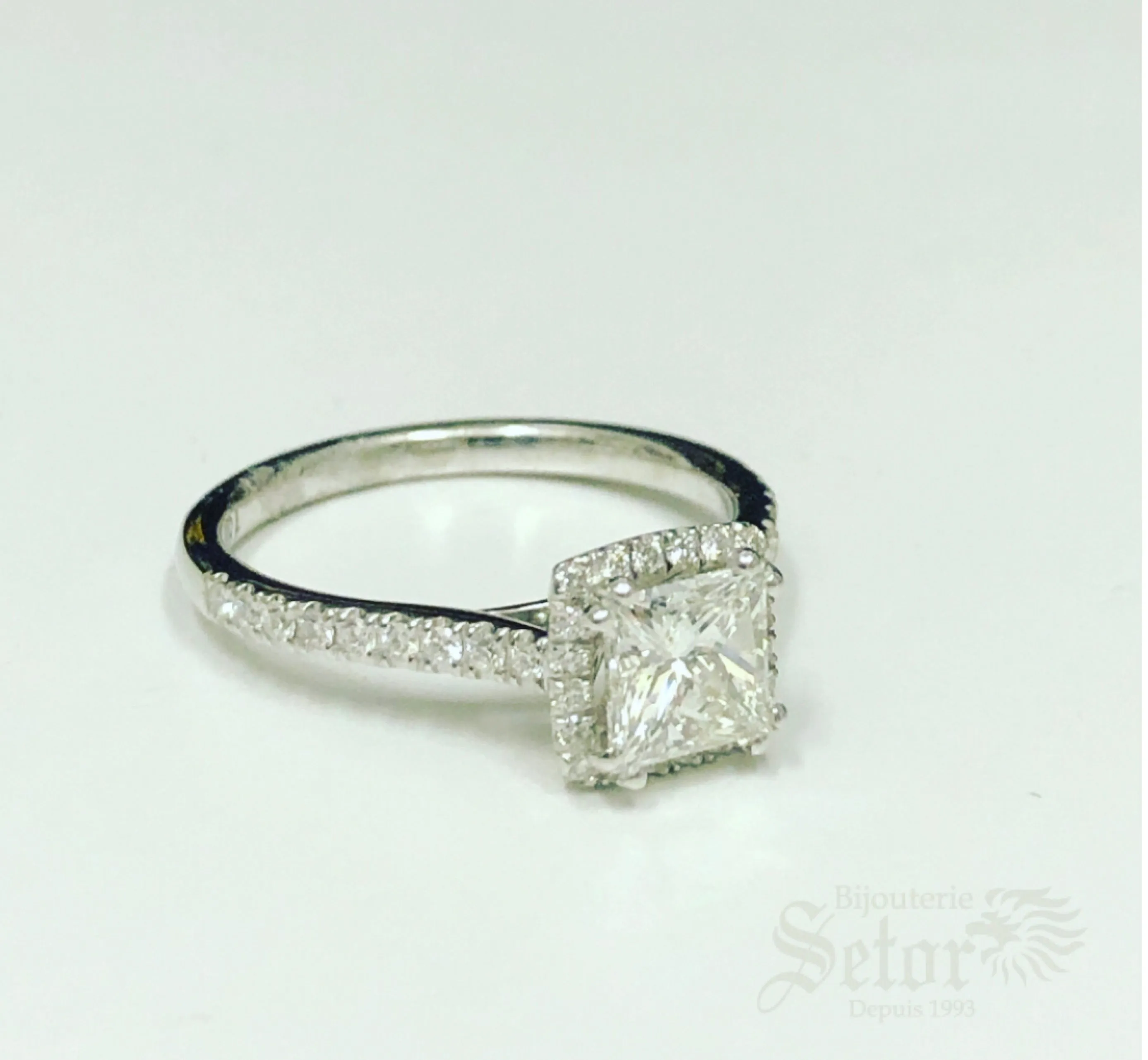 Princess diamond engagement ring